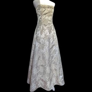 Vintage Y2K Romantic Ivory Gold Jacquard Strapless Ball Gown Rhinestone Detail 8